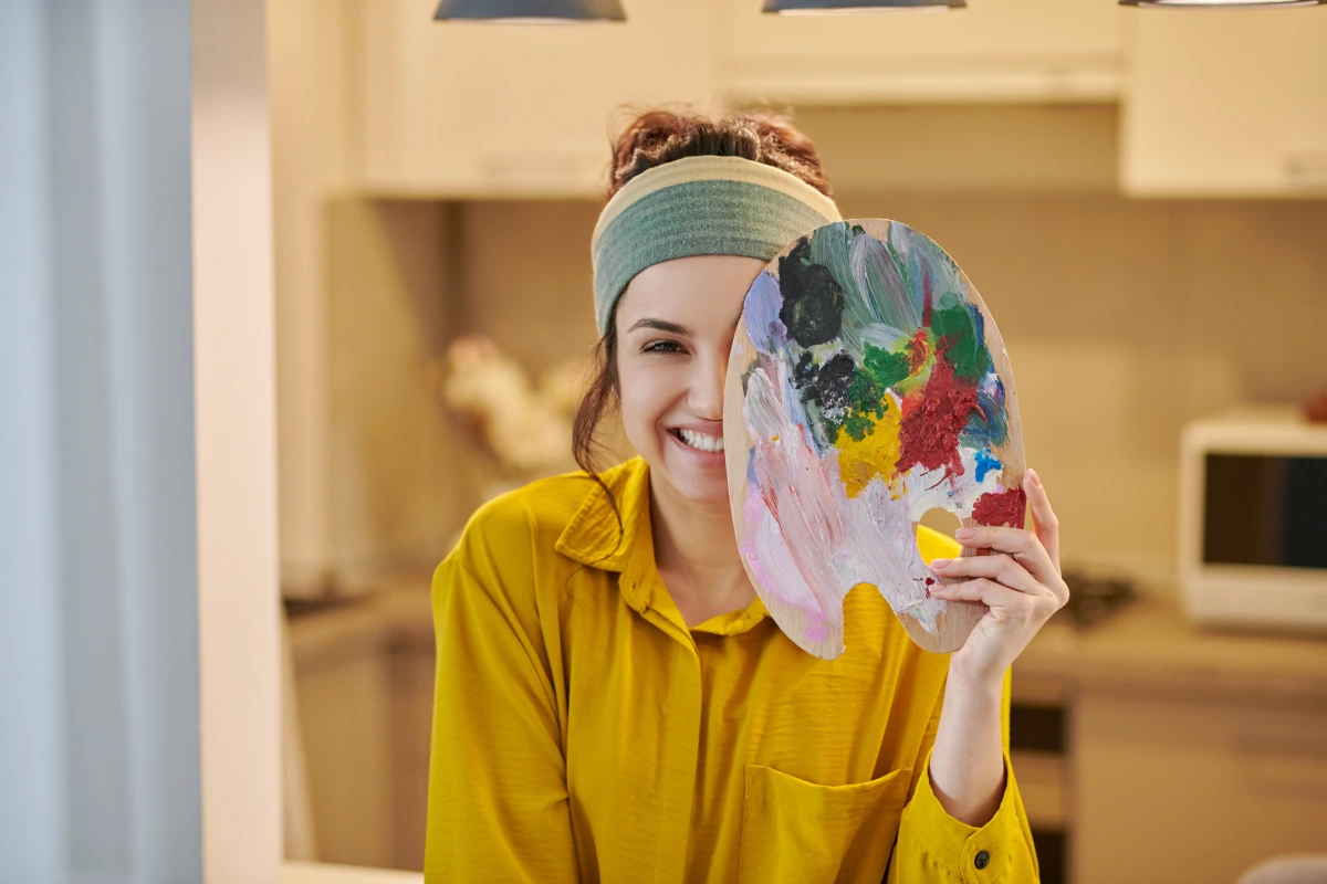 artista feminina fofa parecendo feliz e se divertindo