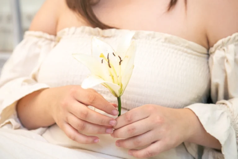 gestante segurando uma flor