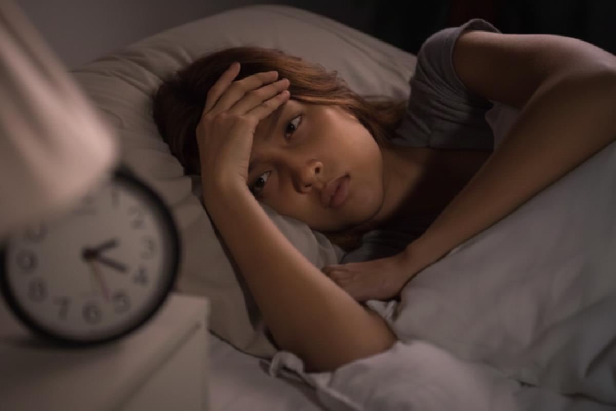 Mulher com insônia deitada na cama e olhando para o relógio