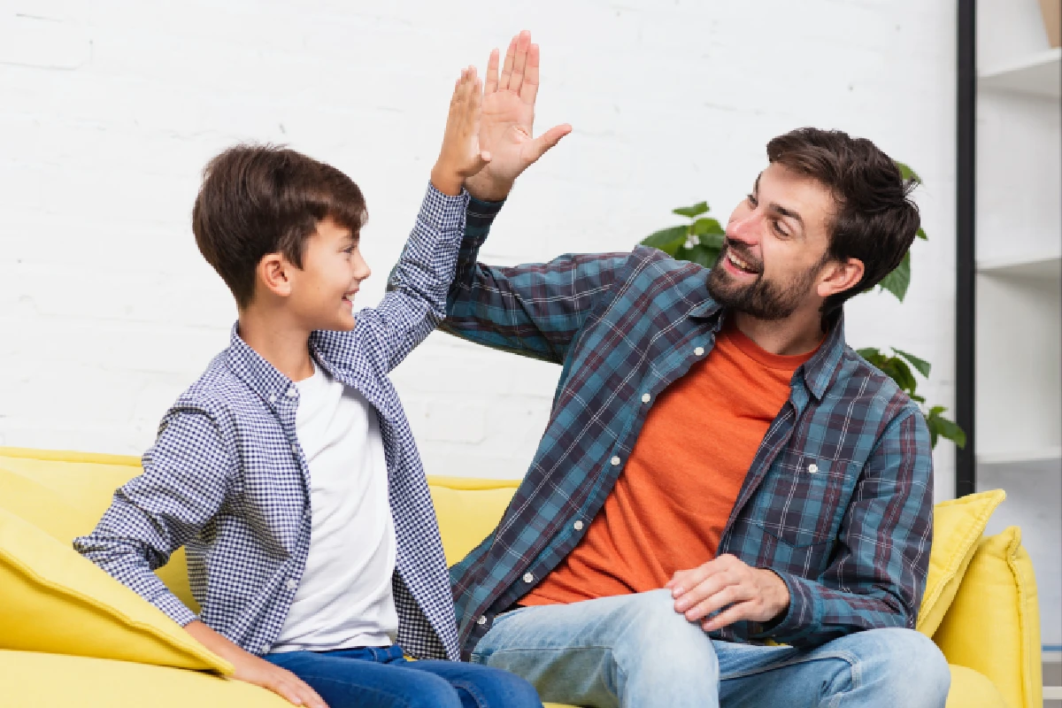 Pai e filho se cumprimentando