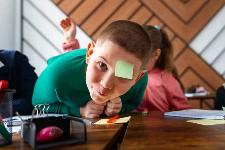 criança desatenta em aula