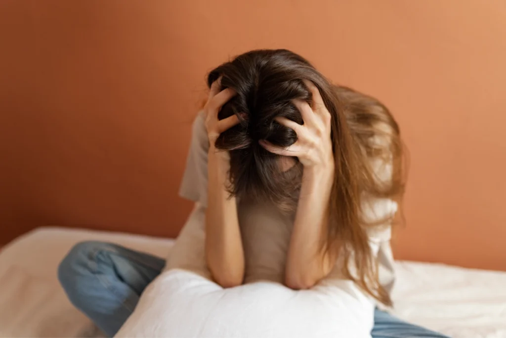 mulher insegura com síndrome do pânico