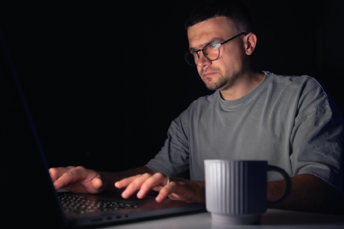 homem trabalha com computador a noite
