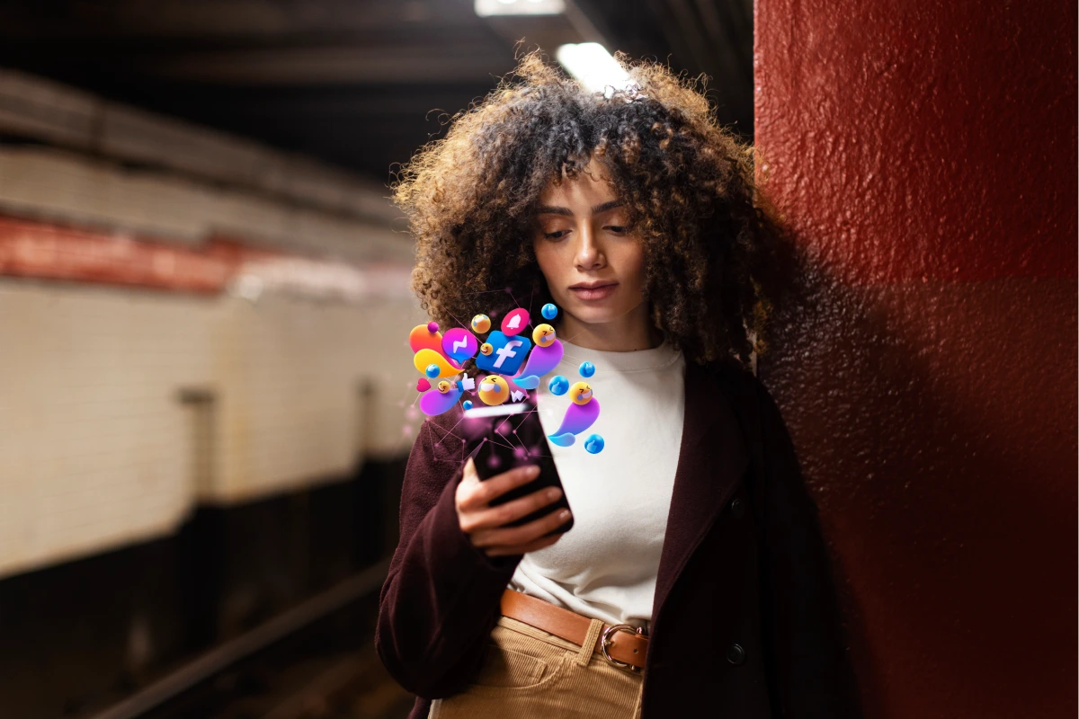 mulher vendo redes sociais no celular